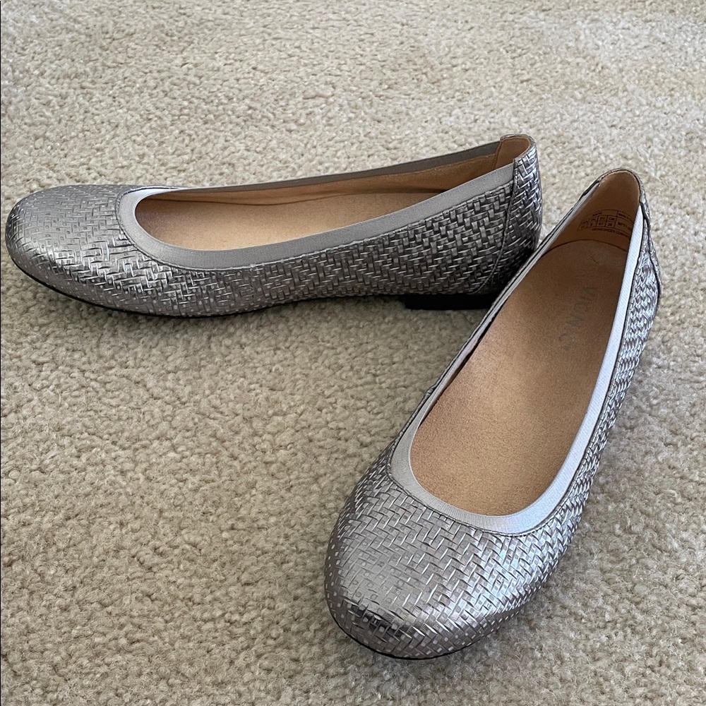 VIONIC NEW Size 10 Silver Woven Ballet Flats